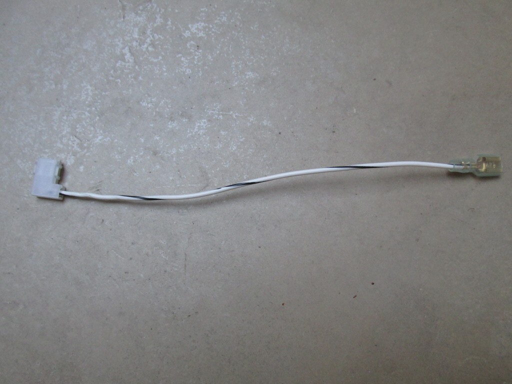 Connects the left toggle switch to the dash indicator light for the spot lights.