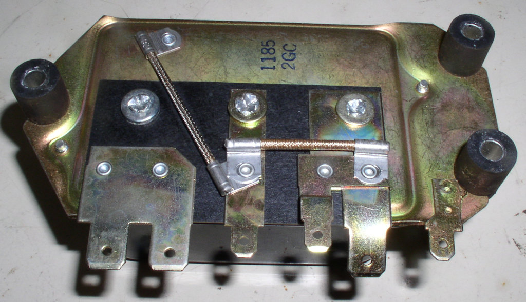 Unknown aftermarket mechanical voltage regulator to fit Magneti Marelli charging systems. PLEASE NOTE THE WIRE POSITIONS DIFFER FROM THE ORIGINAL MAGNETI MARELLI VOLTAGE REGULATOR!